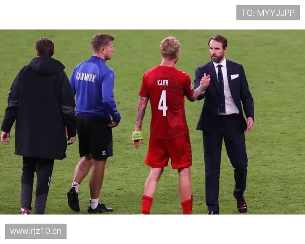 卢克巴背后踢人却未判点引争议