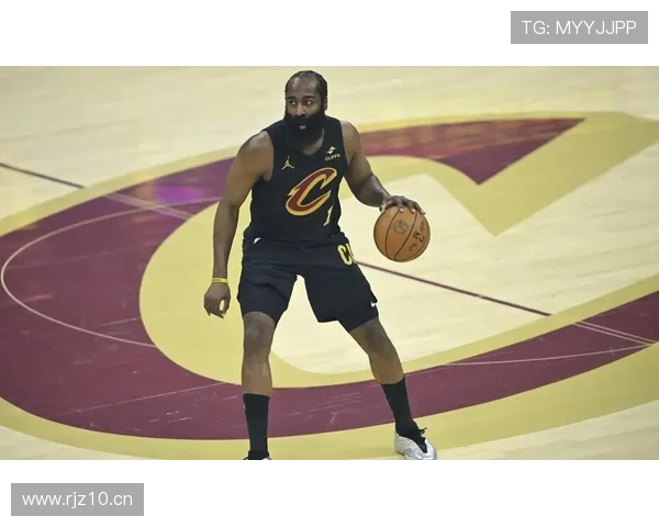 哈登18+7+6助骑士复仇活塞 米切尔场边助威